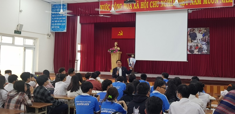 HSU tư vấn hướng nghiệp cho 390 học sinh THPT Nguyễn Hiền 