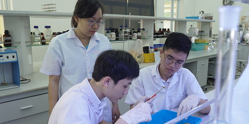Đại học Hoa Sen đồng hành với Trường THPT Nguyễn Thượng Hiền nghiên cứu khoa học
