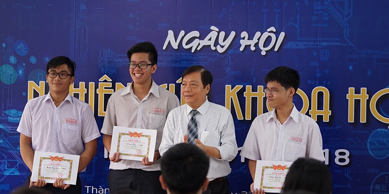 Đại học Hoa Sen đồng hành cùng Trường THPT Hùng Vương tổ chức NCKH
