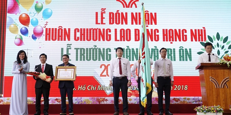 Trường Trương Vĩnh Ký đón nhận Huân chương Lao động hạng Nhì 